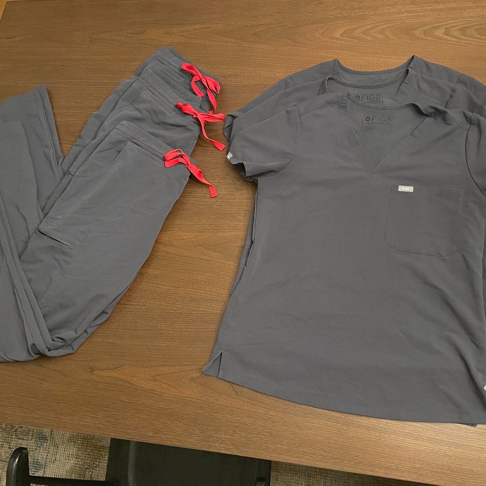 3 Figs Charcoal Sets (Three-Pocket Scrub Top + Yola)